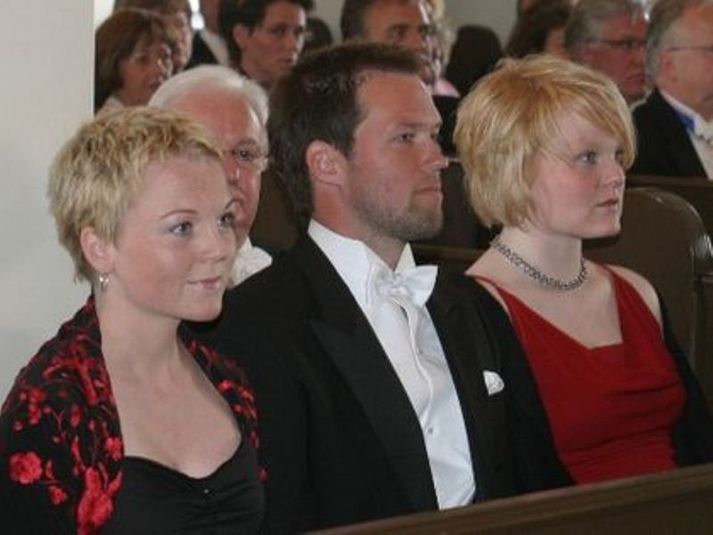 Dalla Ólafsdóttir, til hægri, við setningarathöfn föður síns.