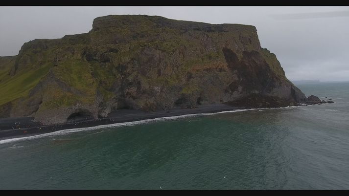 Skriðusárið í Reynisfjalli er stórt eins og sjá má á þessari mynd.