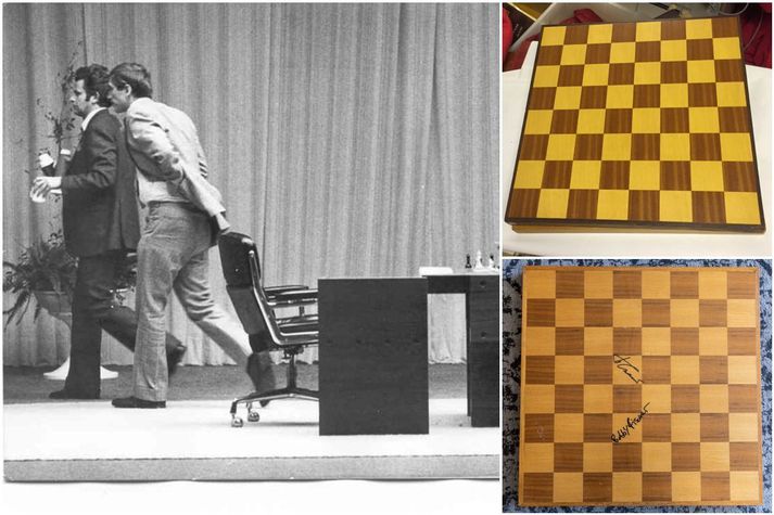 Bobby Fischer og Boris Spasskí ganga frá tafli á sviði Laugardalshallar 1972. Til hliðar má svo sjá tvö skákborð. Það efra er nánast örugglega það borð sem þeir tefldu 3. skákina á og svo skákir 7-21. Hin myndin er af borði Siegels, sem er replica eða eftirlíking.