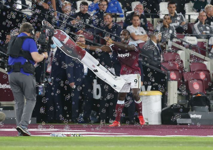 Michael Antonio fagnar fyrra marki sínu í 4-1 sigrinum gegn Leicester City.