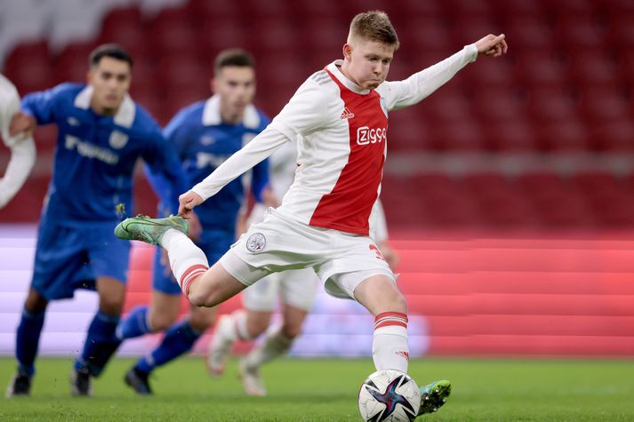 Kristian Hlynsson í þann mund að skora sitt fyrsta mark fyrir Ajax.