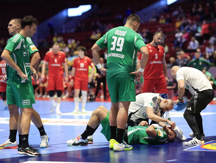 Ungverjinn Adrian Sipos liggur á gólfinu eftir að hafa fengið þungt högg.