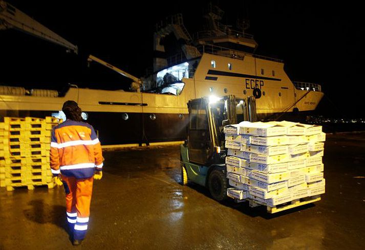 Í Tromsøhöfn. Spænski togarinn Monte Meixueiro affermdur.