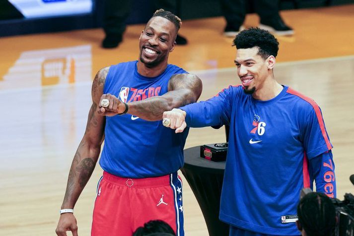 Dwight Howard og Danny Green fengu meistarahringa sína afhenta frá því í fyrra þegar Philadelphia 76ers heimsótti Los Angeles Lakers í Staples Center.