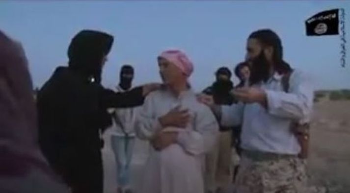 Konan biðst miskunnar áður en hún virðist drepin.