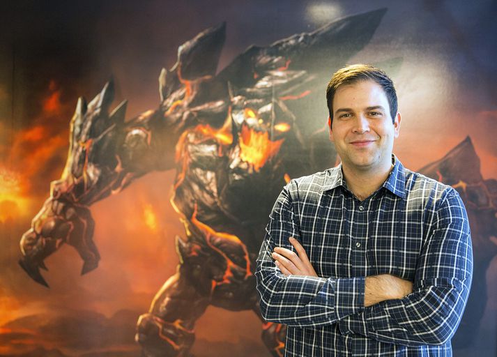 Aðalsteinn er "Senior Developement Director“ eða þróunarstjóri hjá leikjafyrirtækinu Riot Games.