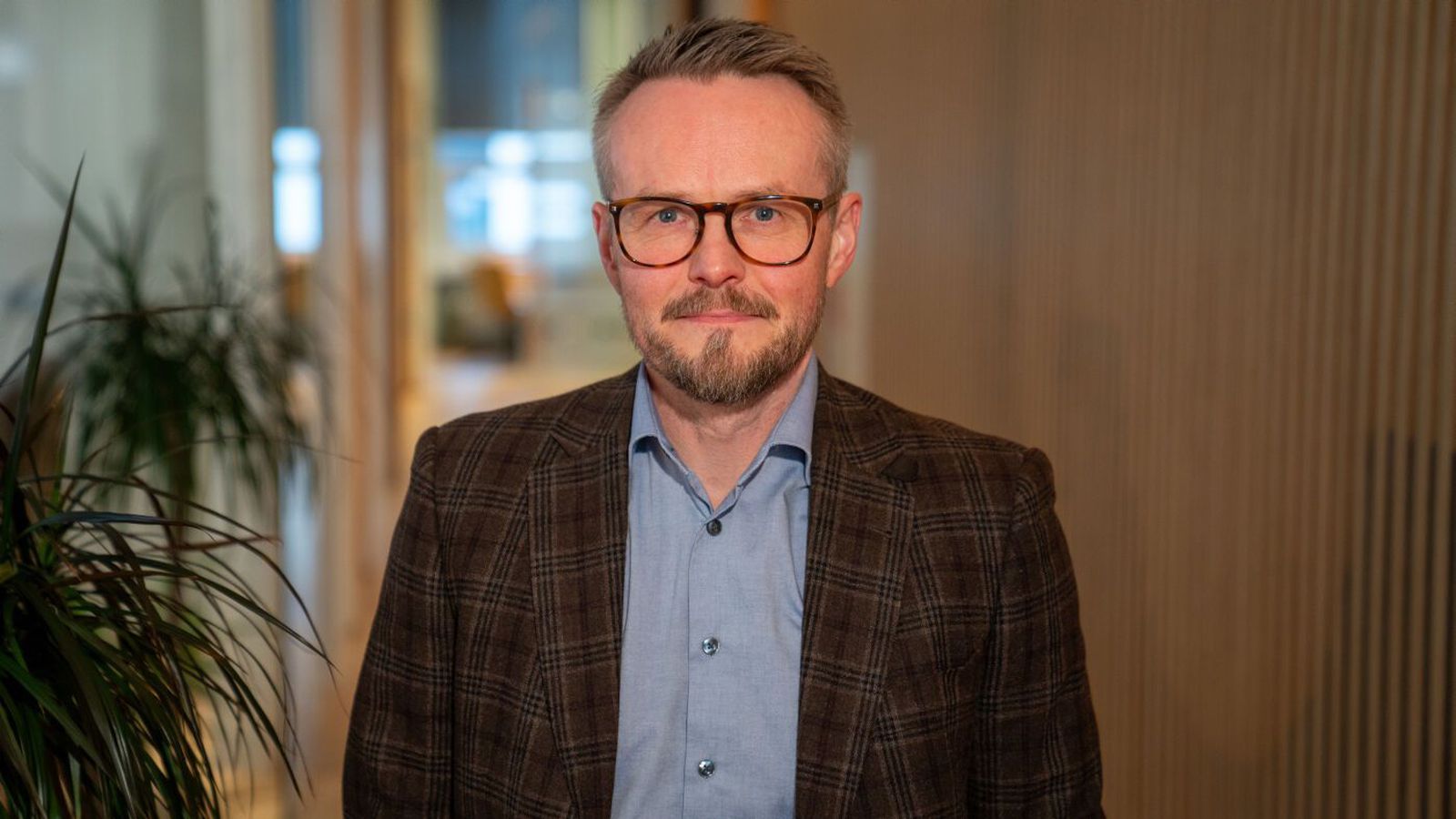 Kallar að­gerðirnar leik­tjöld og varar við verðstýringu