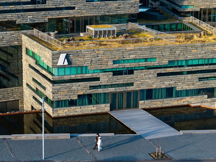 Landsbankinn frysti vörslureikning lögmanns Vélfags í byrjun janúar. Utanríkisráðuneytið , sem er nágranni Landsbankans,veitti undanþágu frá þvingunaraðgerðum í gær.