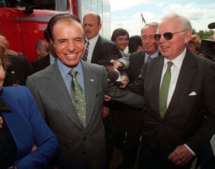 Peter Wallenberg (til hægri) ræðir hér við Carlos Menem, fyrrum forseta Argentínu, um vöruflutningabíla.