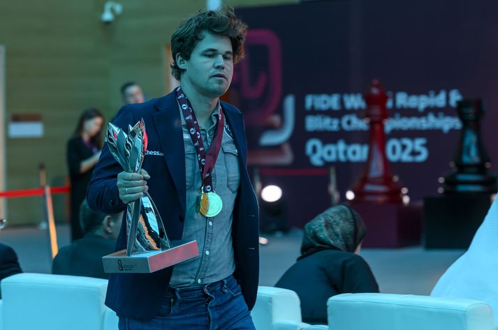 Magnus Carlsen tók við verðlaununum í bláum gallabuxum. 