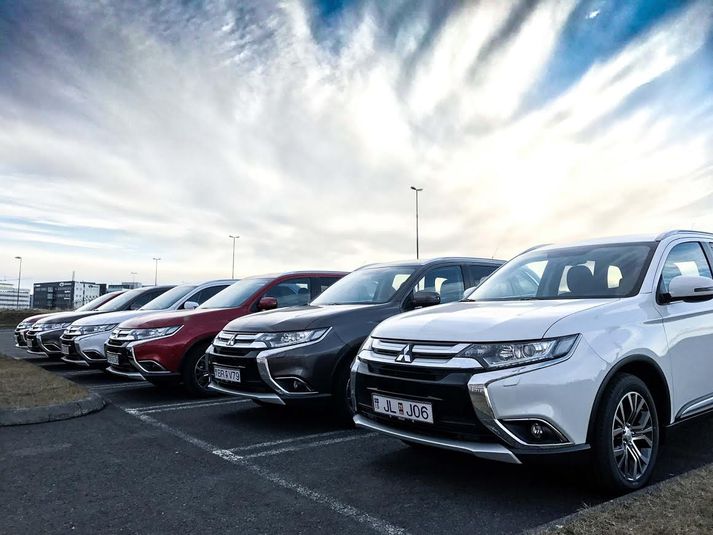 Mitsubishi Outlander bílar í röðum, en þeir hafa selst með miklum ágætum í ár.