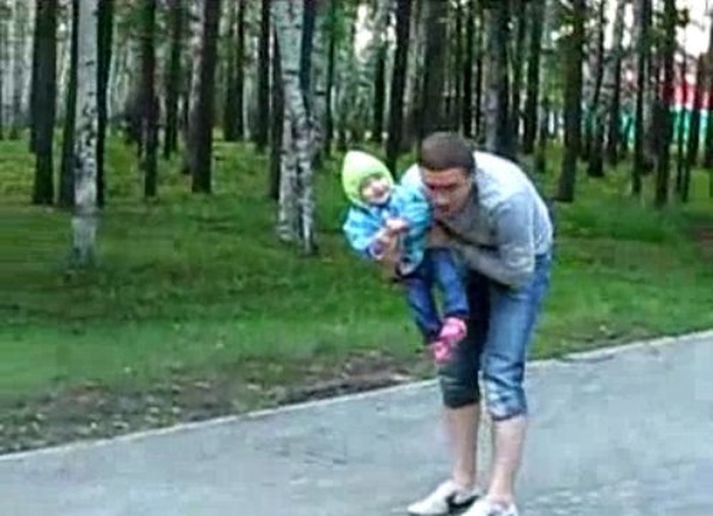 Pabbinn hafði hraðar hendur þegar dótturinni skrikaði fótur.