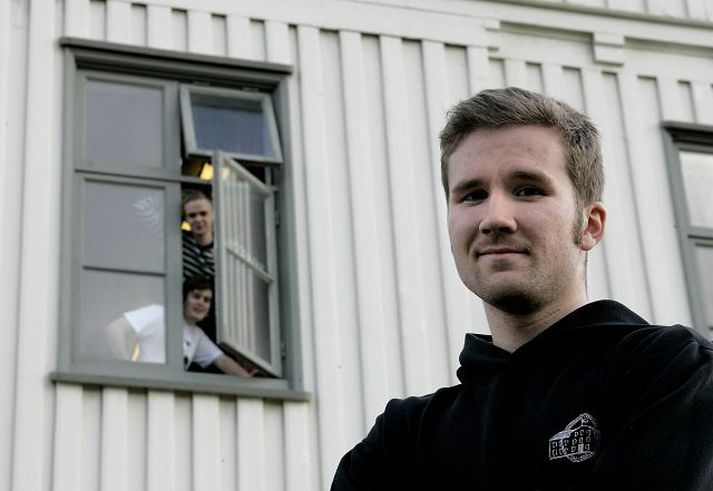 Stjarna í spurningakeppnum. Elías Karl Guðmundsson keppir bæði í úrslitum Gettu betur og Útsvars. Félagar hans úr MR, þeir Halldór Kristján og Ólafur Hafsteinn, gægjast út um glugga menntaskólans og fylgjast með sínum manni.Fréttablaðið/Pjetur