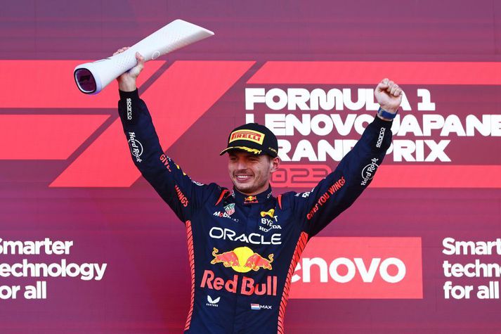 Max Verstappen með verðlaunagripinn eftir sigurinn í Japan