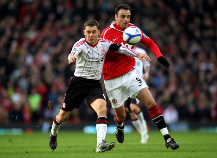 Berbatov í baráttu við Fabio Aurelio.