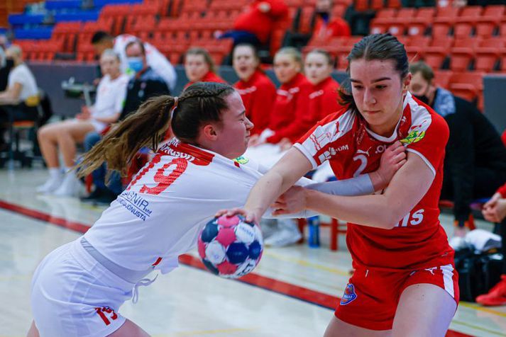 Frá leik Hauka og Vals í Olís deildinni í vetur. Valskonan Auður Ester Gestsdóttir reynir hér að stöðva Elínu Klöru Þorkelsdóttur hjá Haukum.