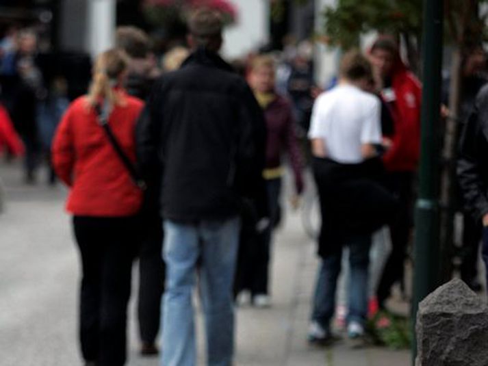Fjöldi fólks safnaðist saman í miðborg Reykjavíkur á laugardagskvöld. Mynd/ Daníel.