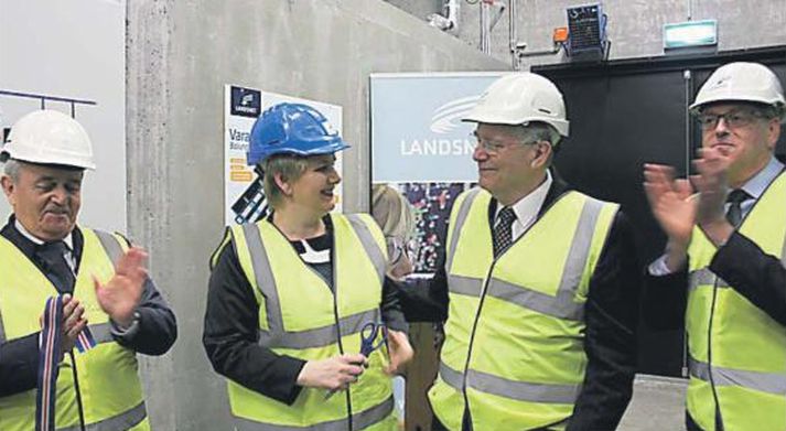 Ragnheiður Elín Árnadóttir iðnaðarráðherra vígði stöðina sem getur framleitt 11 megavött, eða sem samsvarar allri orkunotkun norðanverðra Vestfjarða.