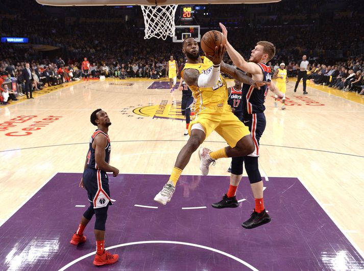 LeBron og félagar í Los Angeles Lakers eru með besta árangurinn það sem af er tímabili í NBA-deildinni.