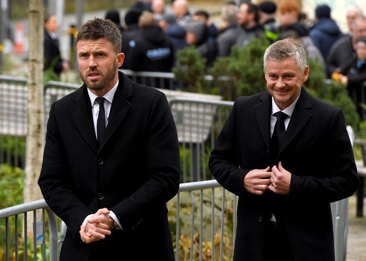 Michael Carrick og Ole Gunnar Solskjær þekkjast vel en talið er að aðeins annar þeirra verði ráðinn til að stýra Manchester United út tímabilið.