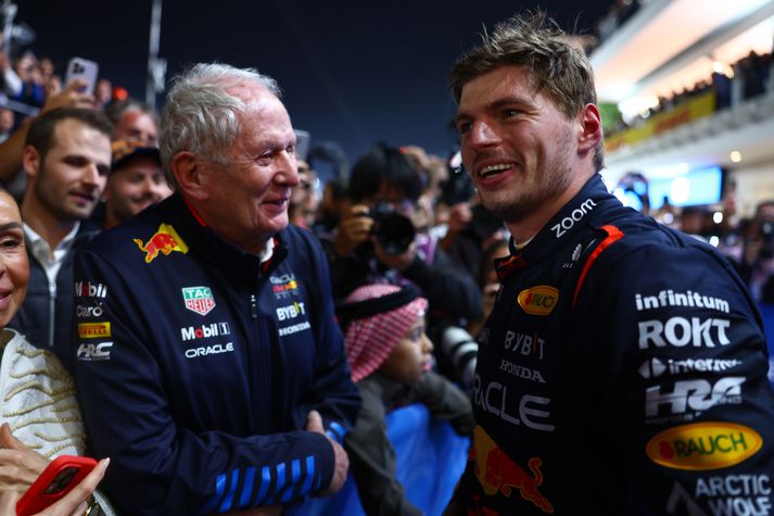 Helmut Marko ræðir hér við Max Verstappen, ökumann Red Bull Racing.