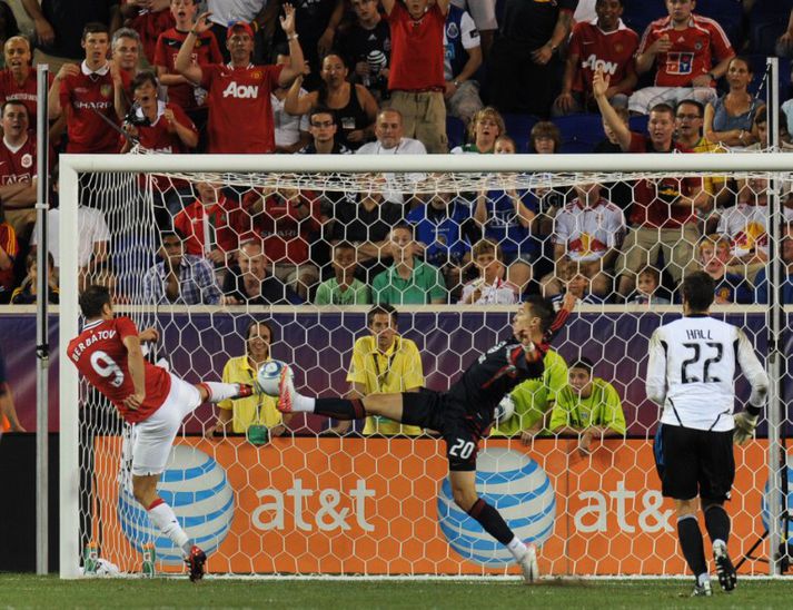 Dimitar Berbatov skorar hér mark sitt gegn úrvalsliði MLS deildarinnar.