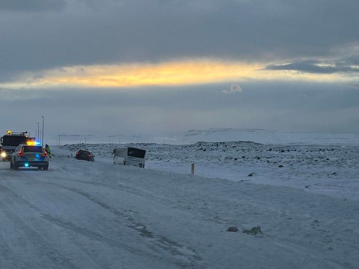 Mikið rok var á Reykjanesi þegar rútan fór útaf.