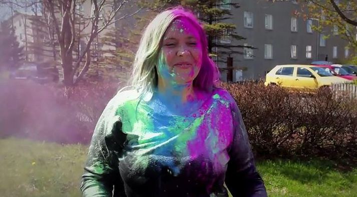 Lóa Hjálmtýsdóttir, söngkona í FM Belfast, sést hér fá eina góða bombu, allt fyrir góðan málstað.