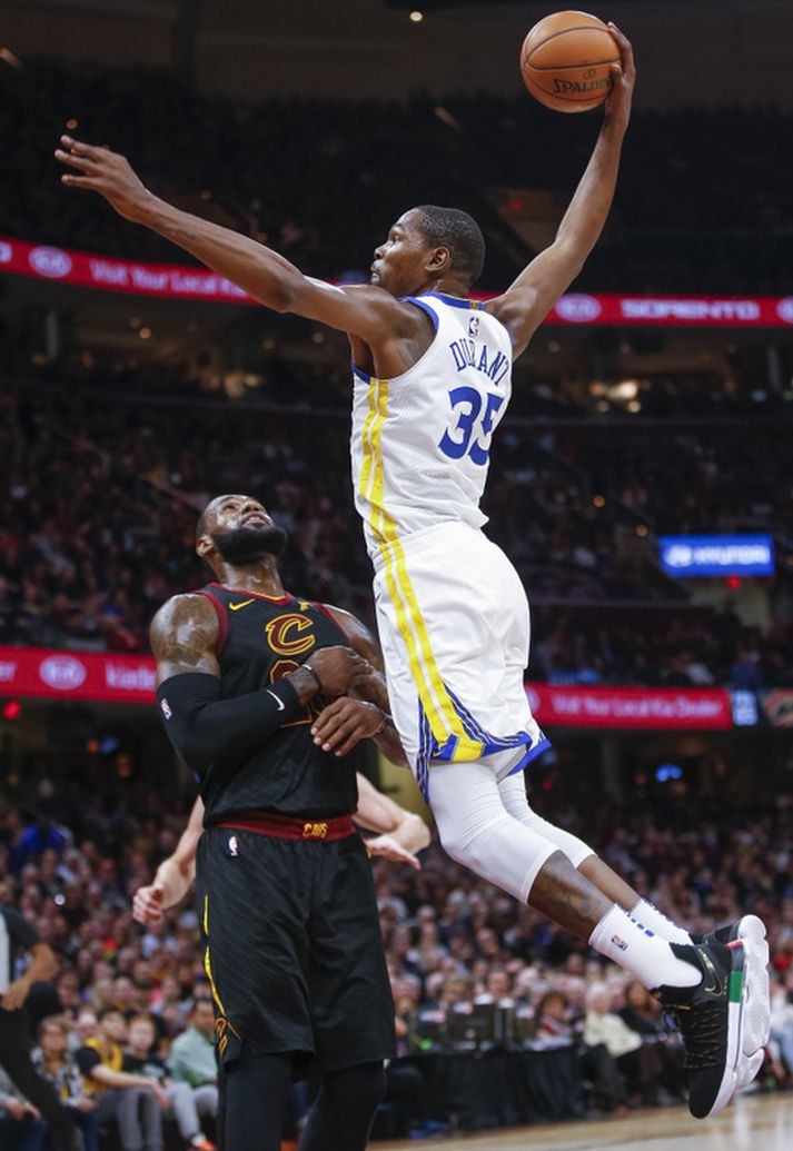 Kevin Durant treður yfir LeBron James í nótt.