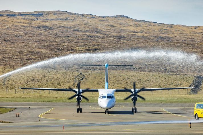Slökkvilið Vogaflugvallar heiðraði flugvél Icelandair með vatnsboga þegar henni var lent þar í maí 2024. Flugvélin er af gerðinni Dash 8 Q400 og tekur 76 farþega.