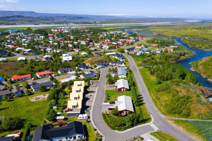 Egilsstaðir á góðviðrisdegi. Eyvindará hægra megin á myndinni.