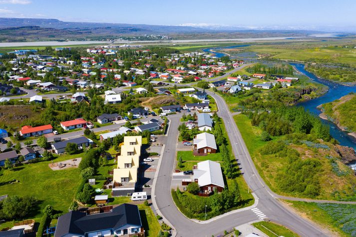 Egilsstaðir á góðviðrisdegi. Eyvindará hægra megin á myndinni.