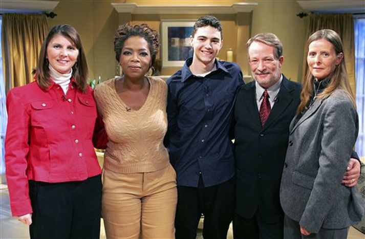 Hér má sjá Oprah með Shawn Hornbeck sem nýlega slapp úr klóm mannræningja. Hann hafði neitað fjölmörgum miðlum um að tjá sig í þeim. Hann var í þætti Oprah á þriðjudaginn.