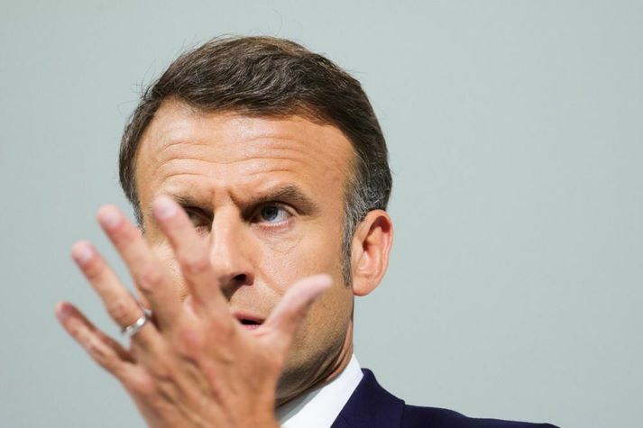 Macron hvatti Frakka til þess að sameinast gegn öfgum á blaðamannafundi þar sem hann réttlætti ákvörðun sína um að boða til þingkosninga í dag.