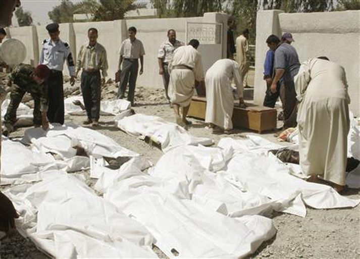 Fórnarlömbum árásarinnar safnað saman.