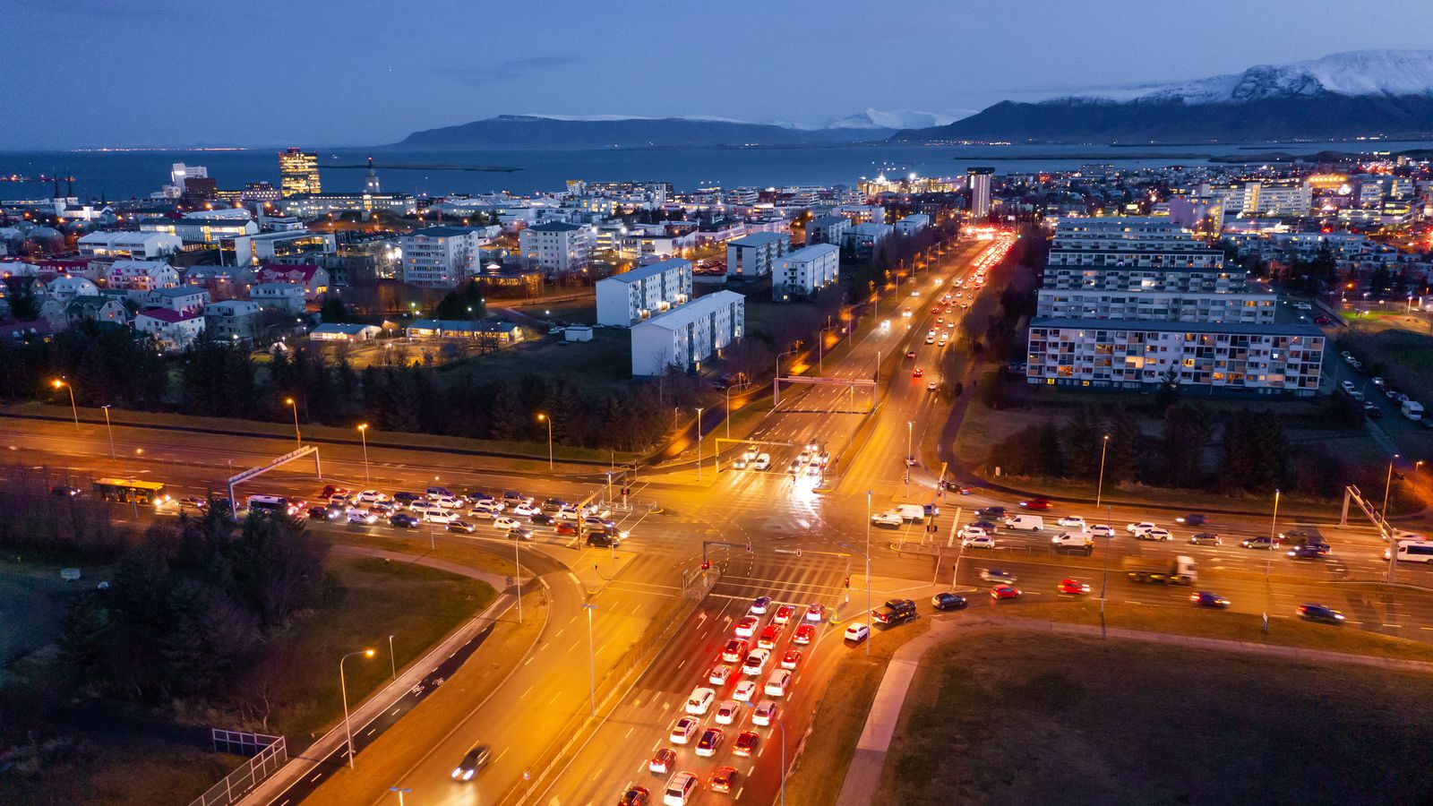 Eldur í sendi­bíl á Miklu­braut