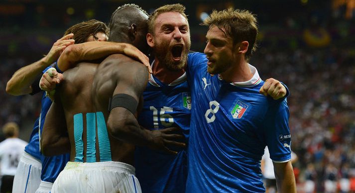 Balotelli fagnar ásamt De Rossi og félögum sínum.