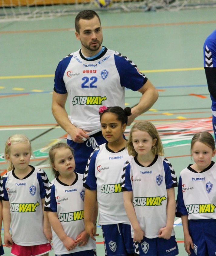 Jón Heiðar ásamt efnilegum stelpum úr yngri flokkum ÍR.