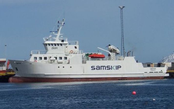 Rúður brotunuðu í gluggum og sjór komst inn í skipið.