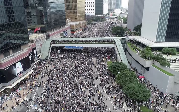 Fjöldamótmæli fyrir utan löggjafarþingið í Hong Kong vegna áformana.