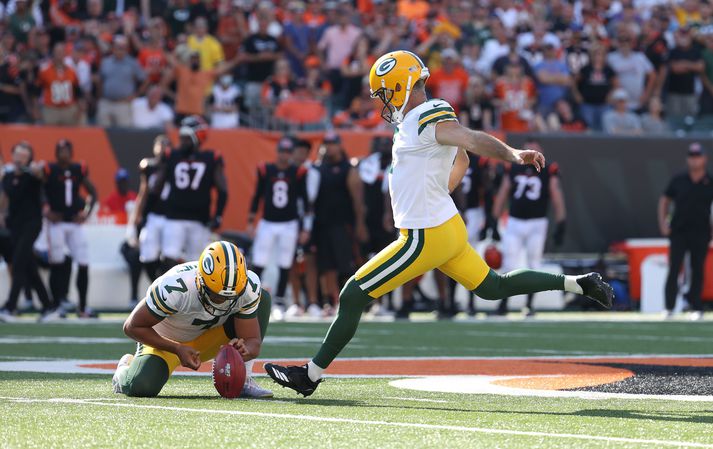 Mason Crosby hleður í eitt af mörgum spörkum sínum gegn Bengals.