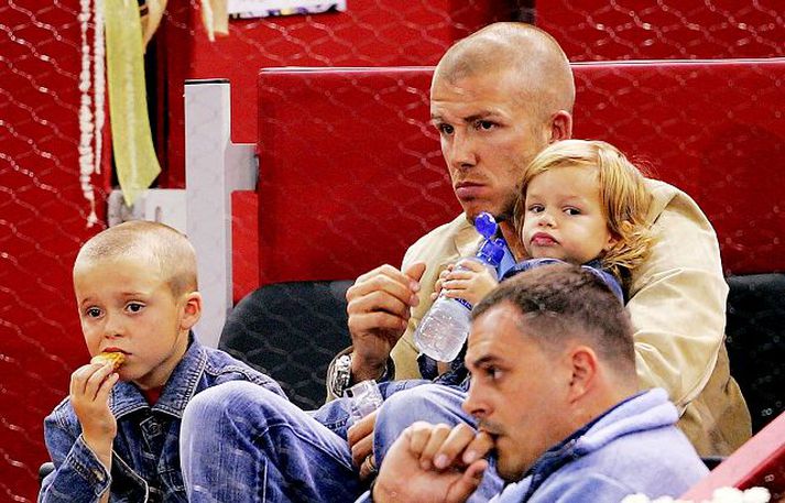 Romeo Beckham Victoria Beckham missti út sér við papparazzi ljómyndara að sonur hennar þjáðist af flogaveiki. Hér sést Romeo í fangi föður síns, fótboltastjörnunni David Beckham.