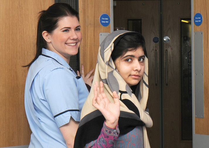 Malala yfirgefur sjúkrahúsið.