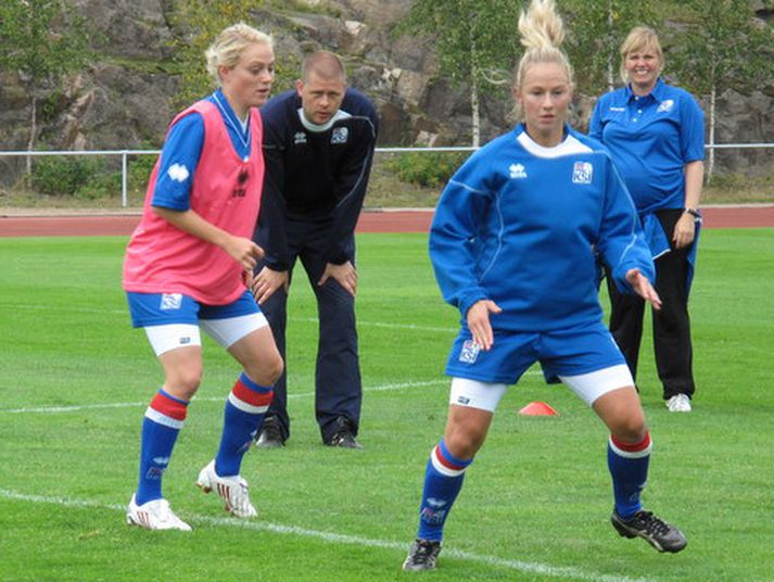 Sif Atladóttir (til vinstri) er komin í byrjunarliðið en Ásta Árnadóttir er áfram á bekknum.