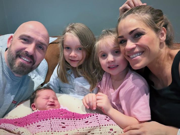 Sverrir Bergmann og Eva Kristín með dætrum sínum þremur.