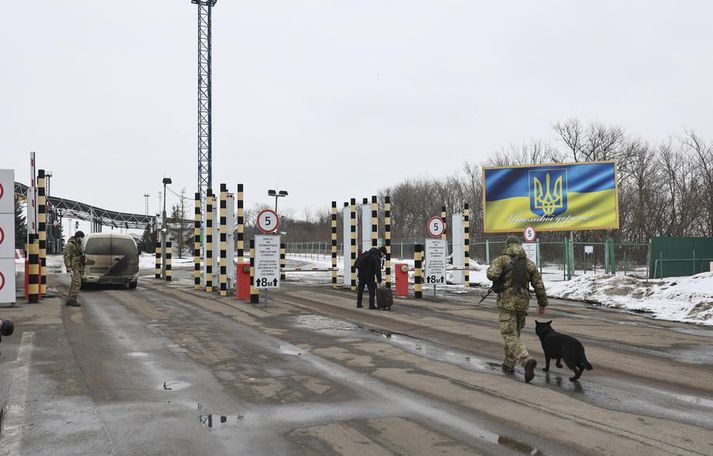 Landamæri Úkraínu og Rússlands skammt frá borginni Kharkiv. Úkraínumegin bíða menn átekta.