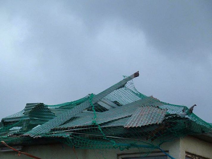 Þegar vindar blása ólmast þakplöturnar undir netinu og skjóta fólki skelk í bringu. Myndin er tekin í vikunni.