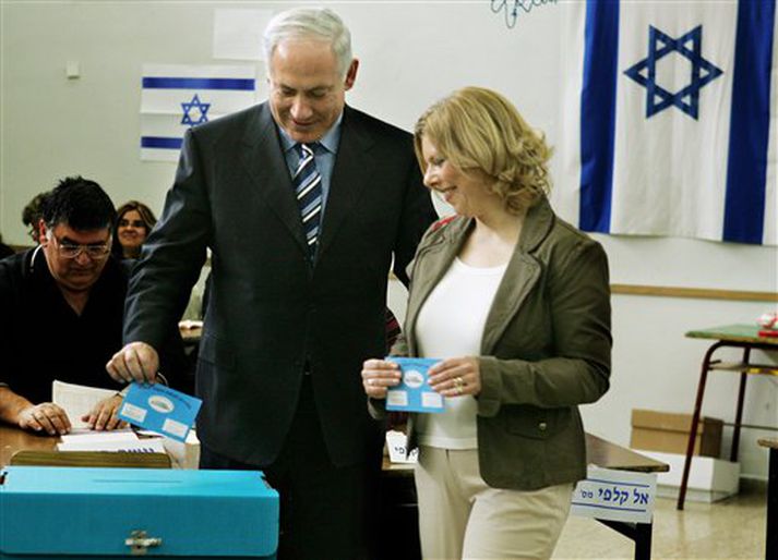Benjamin Netanyahu, formaður Likud-bandalagsin, og eiginkona hans Sara á kjörstað í morgun.