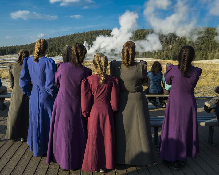 Nokkrar konur úr söfnuði Bókstafstrúarkirkju Jesú Krists hinna síðari daga heilögu (Fundamentalist Church of Jesus Christ of Latter-Day Saints) við Old Faithful í Yellowstone-þjóðgarðinum.