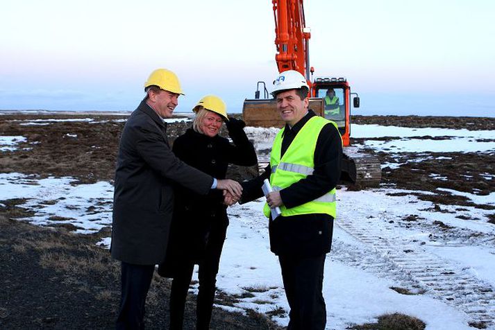 Gleðjast yfir álveri Framkvæmdir hófust við álver í Helguvík, áður en gengið var frá samningum. Hér sjást bæjarstjórarnir Árni Sigfússon og Oddný Harðardóttir ásamt Ragnari Guðmundssyni fagna áfanganum í mars 2008. Mynd/víkurfréttir